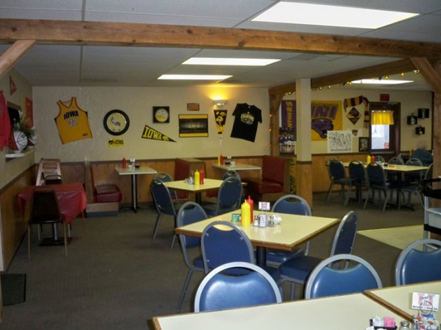 Here'z 2 U Main Dining Area